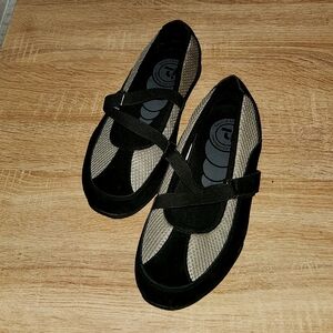 NWOT  Propet leather and mesh walking shoes. 7